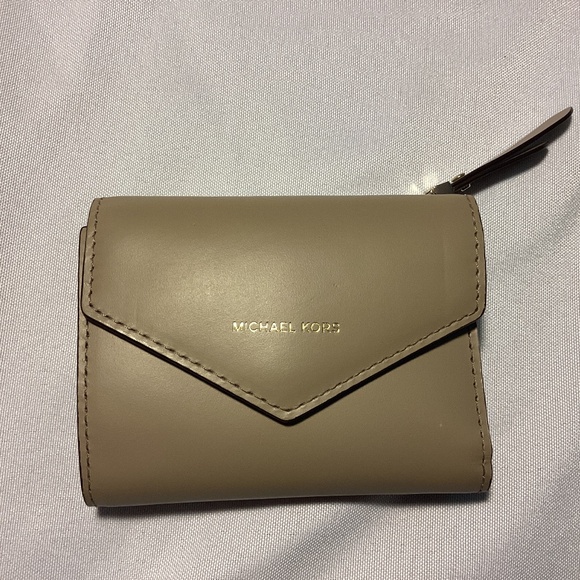 Michael Kors wallet beige gold snaps unisex neutral New CLOSET CLEARANCE PRICE - Picture 1 of 7